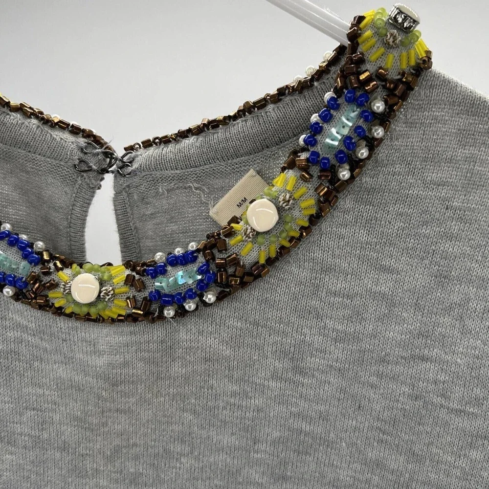 ANTHROPOLOGIE Knit Top W/Beaded Neckline Light Gray Short Sleeve Size M - Picture 3 of 12